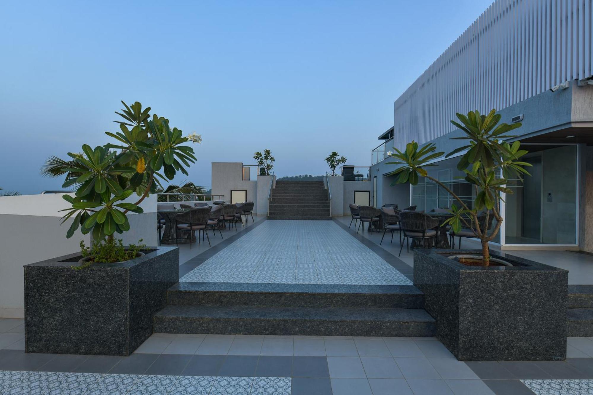 Meritas Auberge Calangute Goa Exteriör bild